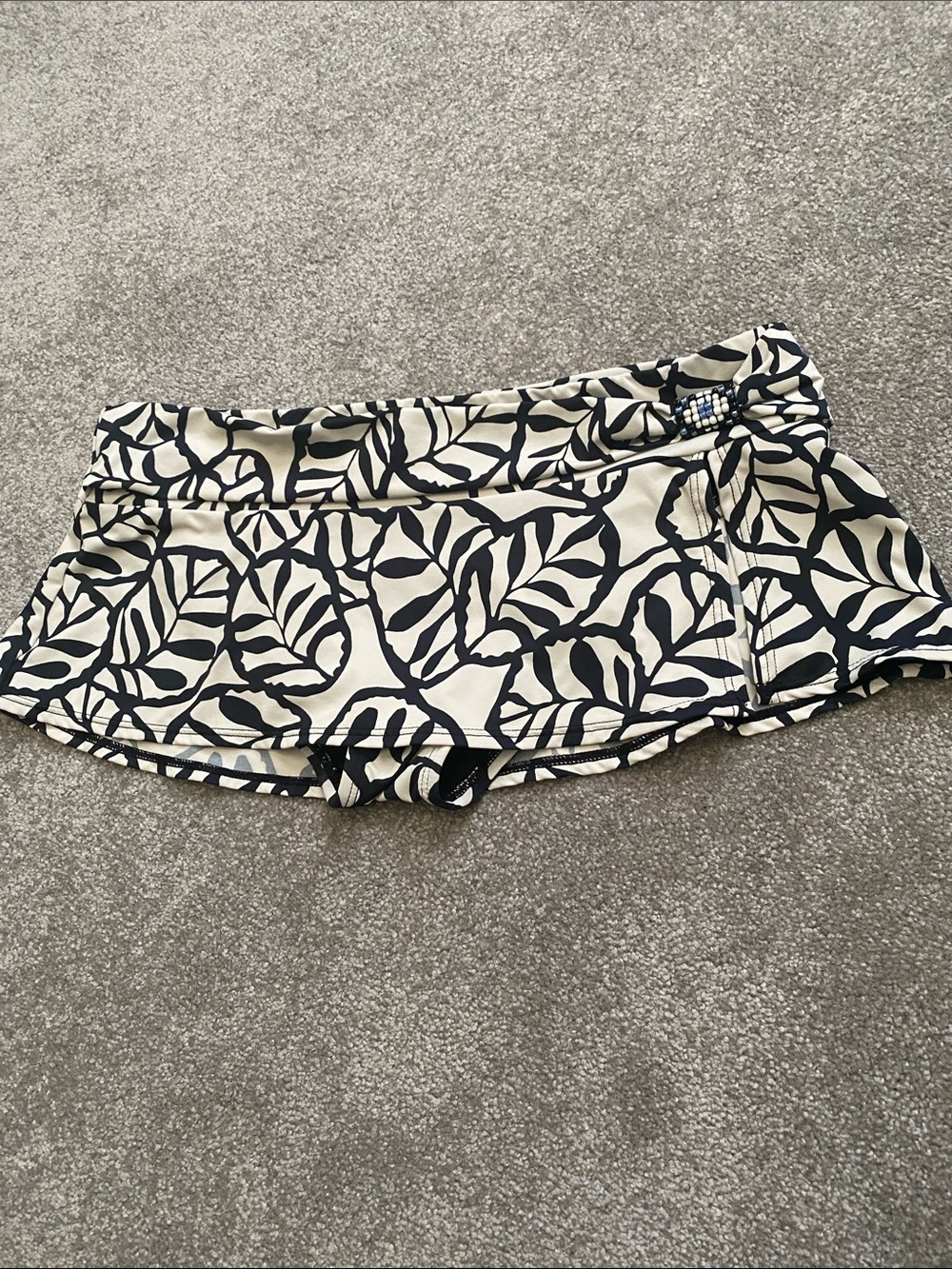 Perry Ellis Black & Cream Leaf-Print Swimming Skirt
